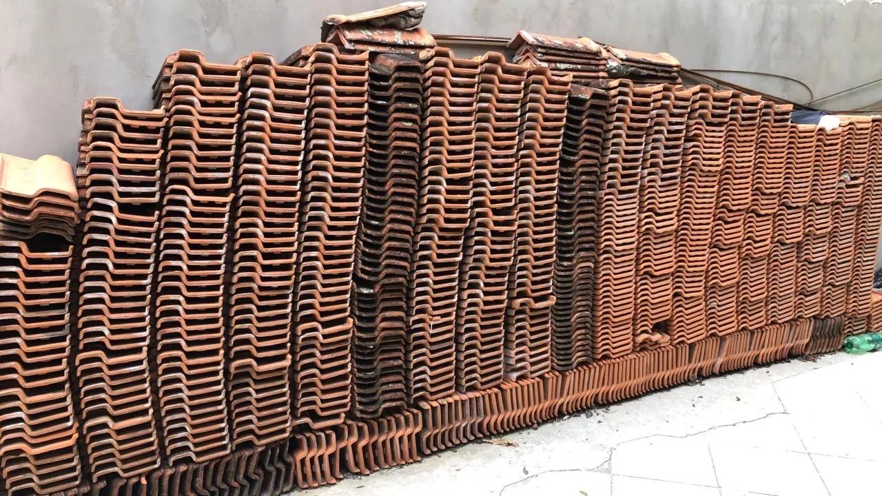 960 telhas romanas cerâmicas e 16 goivas de cumeeira - Foto 3