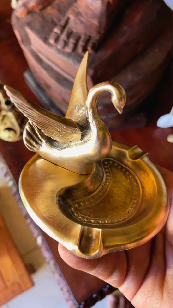 Lindo e antigo cinzeiro de bronze formato de cisne