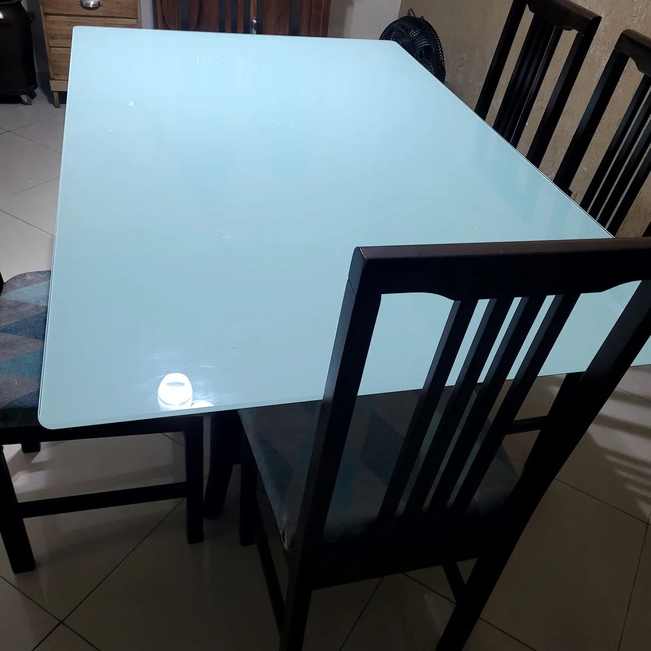 Mesa retangular com tampo de vidro e base de madeira para 06 lugares. - Foto 4