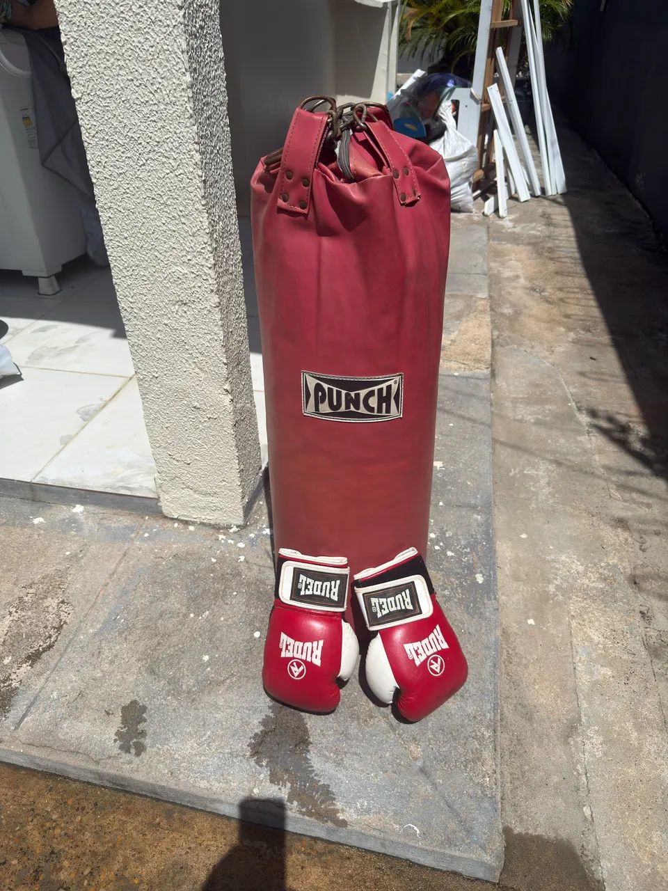 Saco de pancada com 2 luvas de boxe 