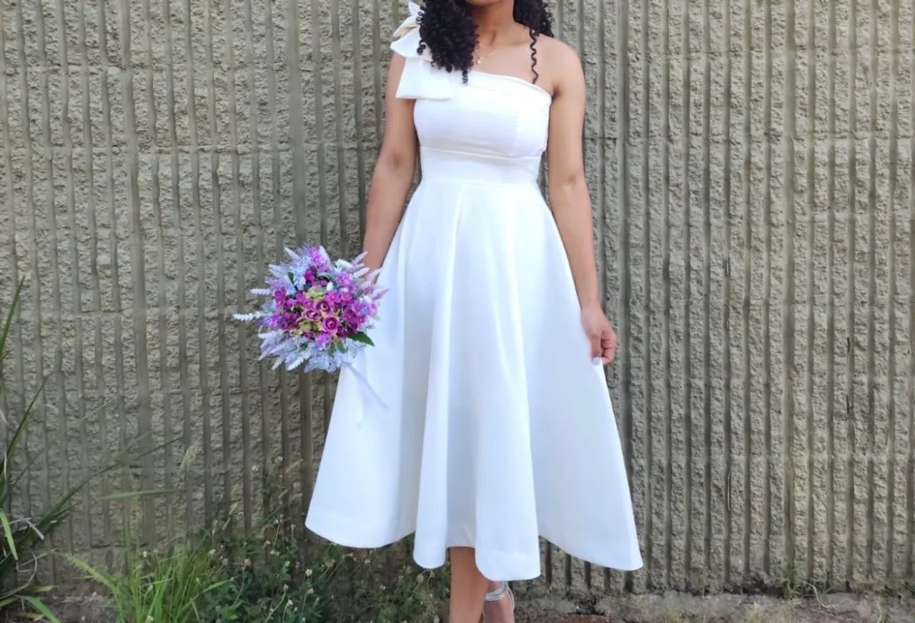 Vestido Mídi Ombro Só Com Laço Branco