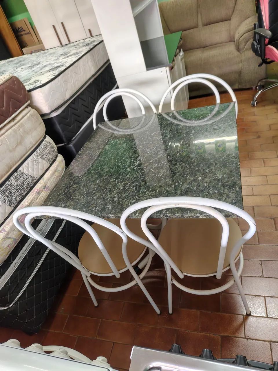 Vendo mesa de granito quadrada com 4 cadeiras  - Foto 4