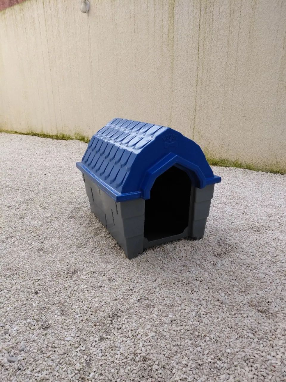 Casa plástica para cachorro.