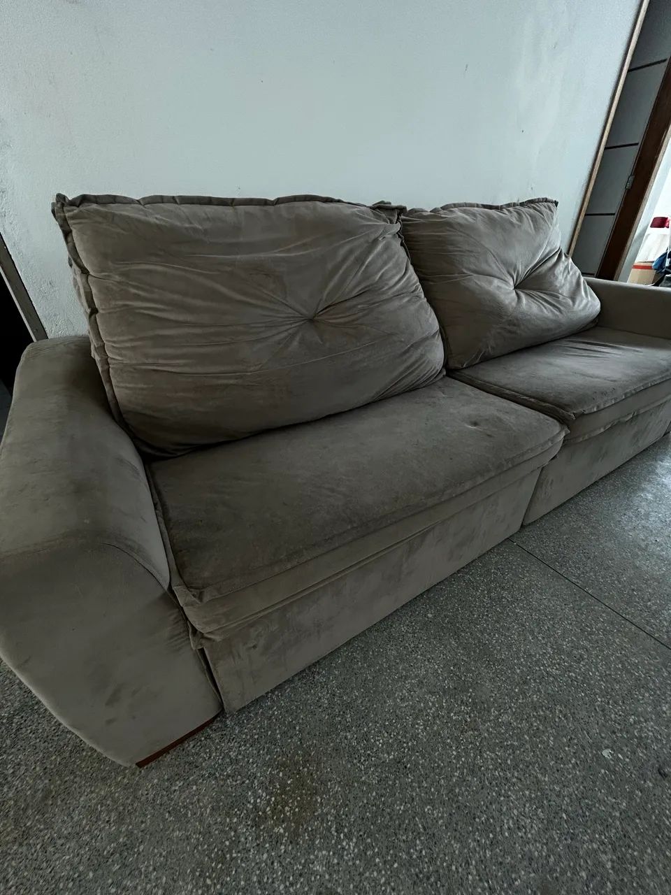 ? R$ 2.200  Sofá Retrátil e Reclinável - Muito Confortável