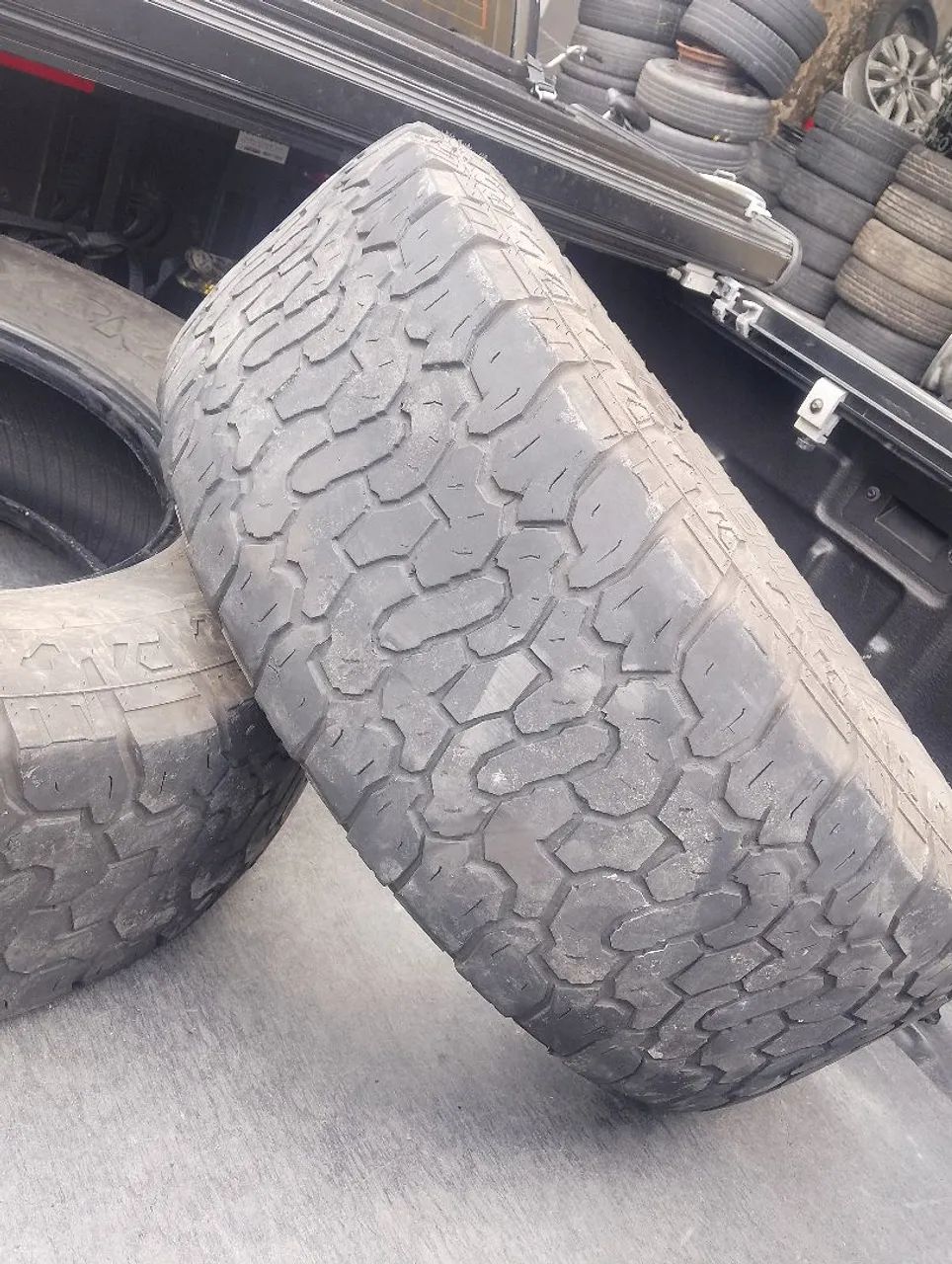 Pneus 285-70 R17.
