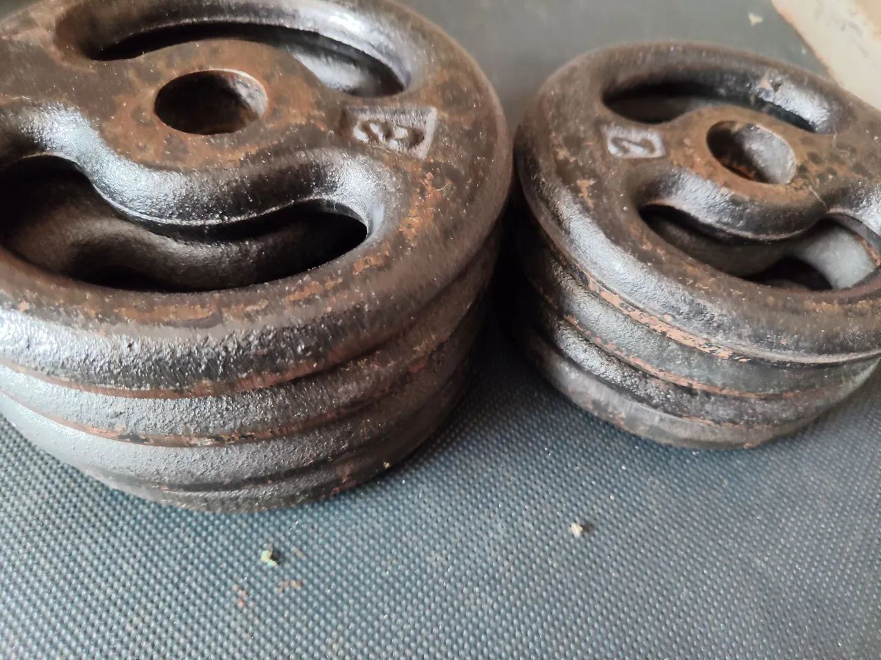20kg de anilhas ferro sendo 4 de 3kg e 4 de 2kg kg. 