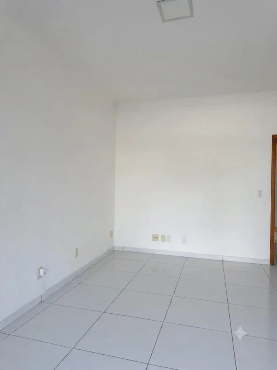 Imóvel para aluguel possui 36 metros quadrados em Zona 08 - Maringá - PR - Foto 2