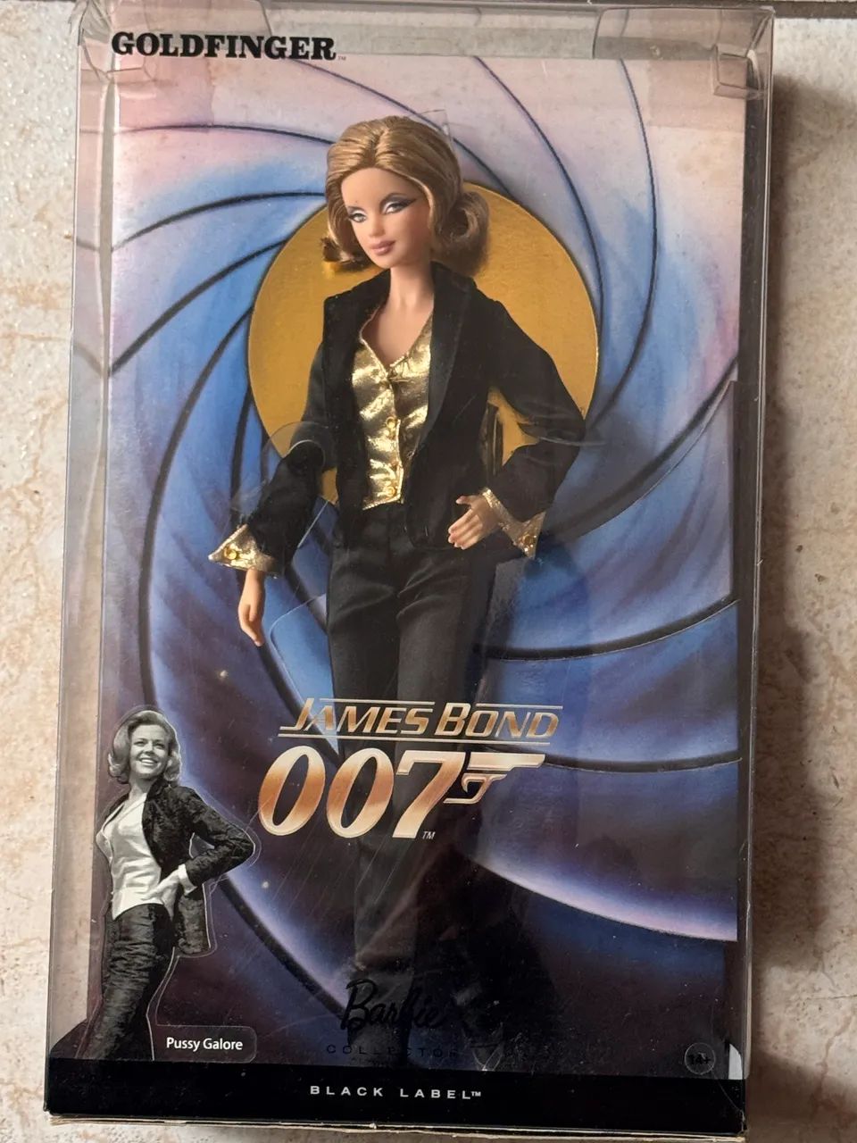 Barbie Collector Black Label "Pussy Galore" da coleção James Bond 007 Goldfinger - Mattel