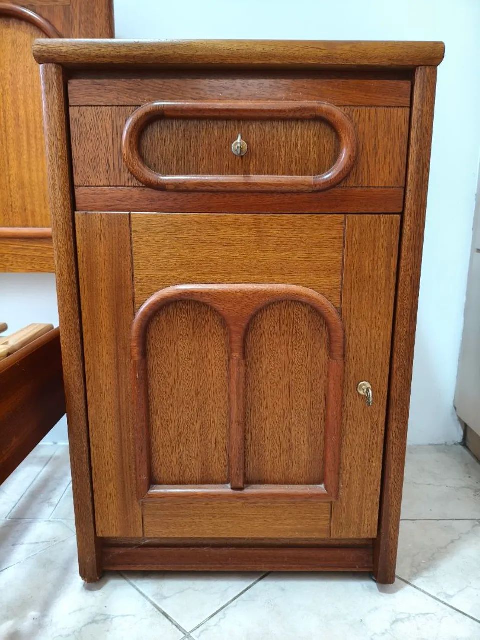 Conjunto Cama de casal e criado mudo de madeira vintage antigo  - Foto 4