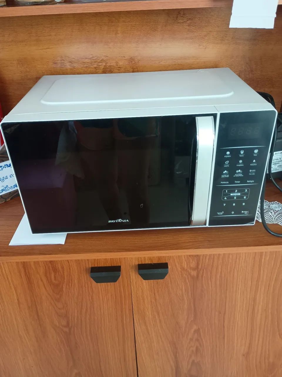 Microondas Britânia 220w + conversor de voltagem 