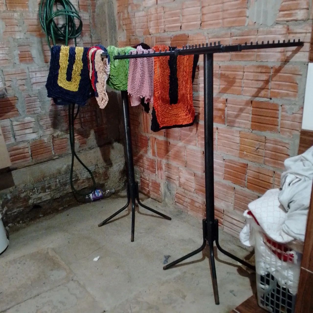 arara de chão 80 reais cada um 