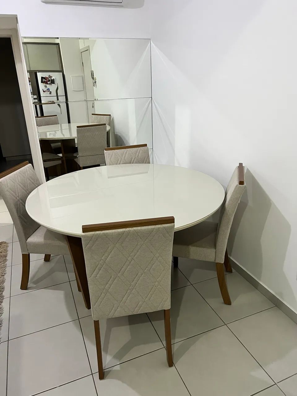 Mesa de Jantar Redonda com 4 cadeiras