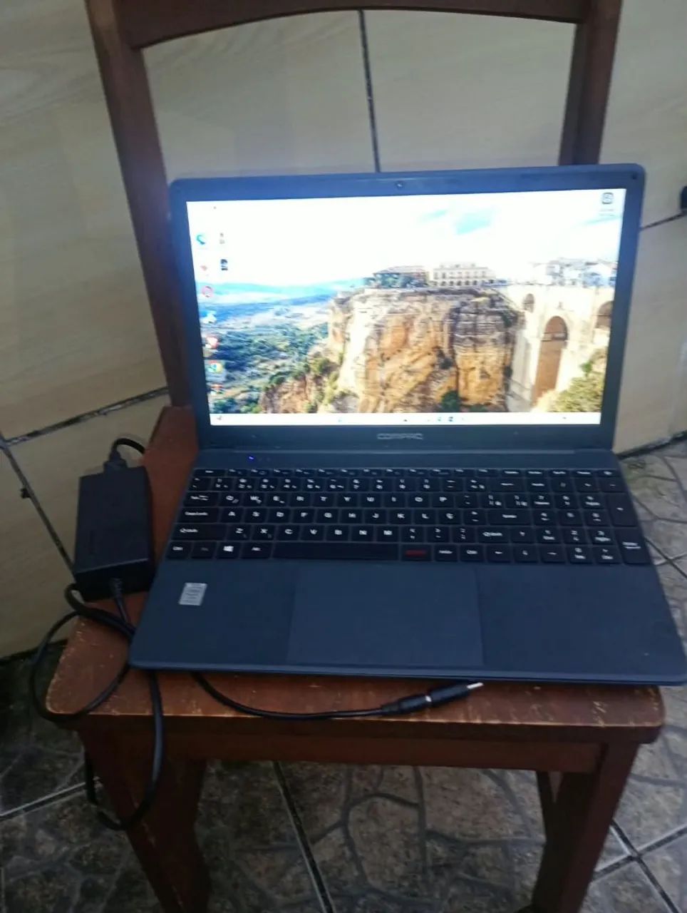 Notebook compaq core i5 8gb 240gb ssd obs  carregador universal com mal contato 