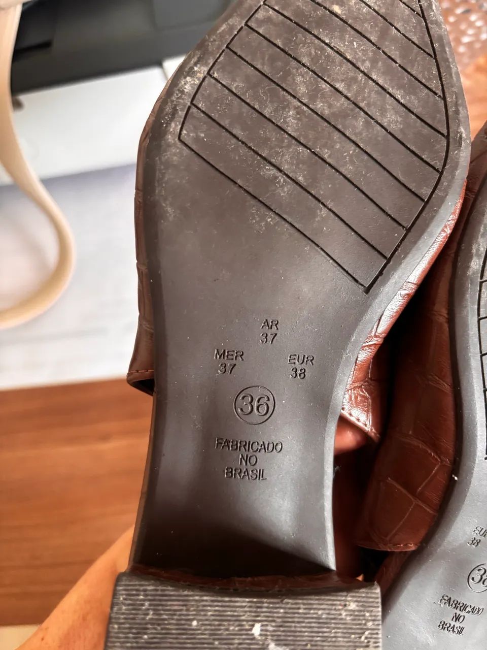 Scarpin em PU com estampa croco - Foto 4