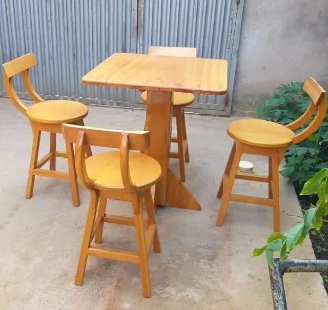 Banquetas e Banquinhos de Madeira