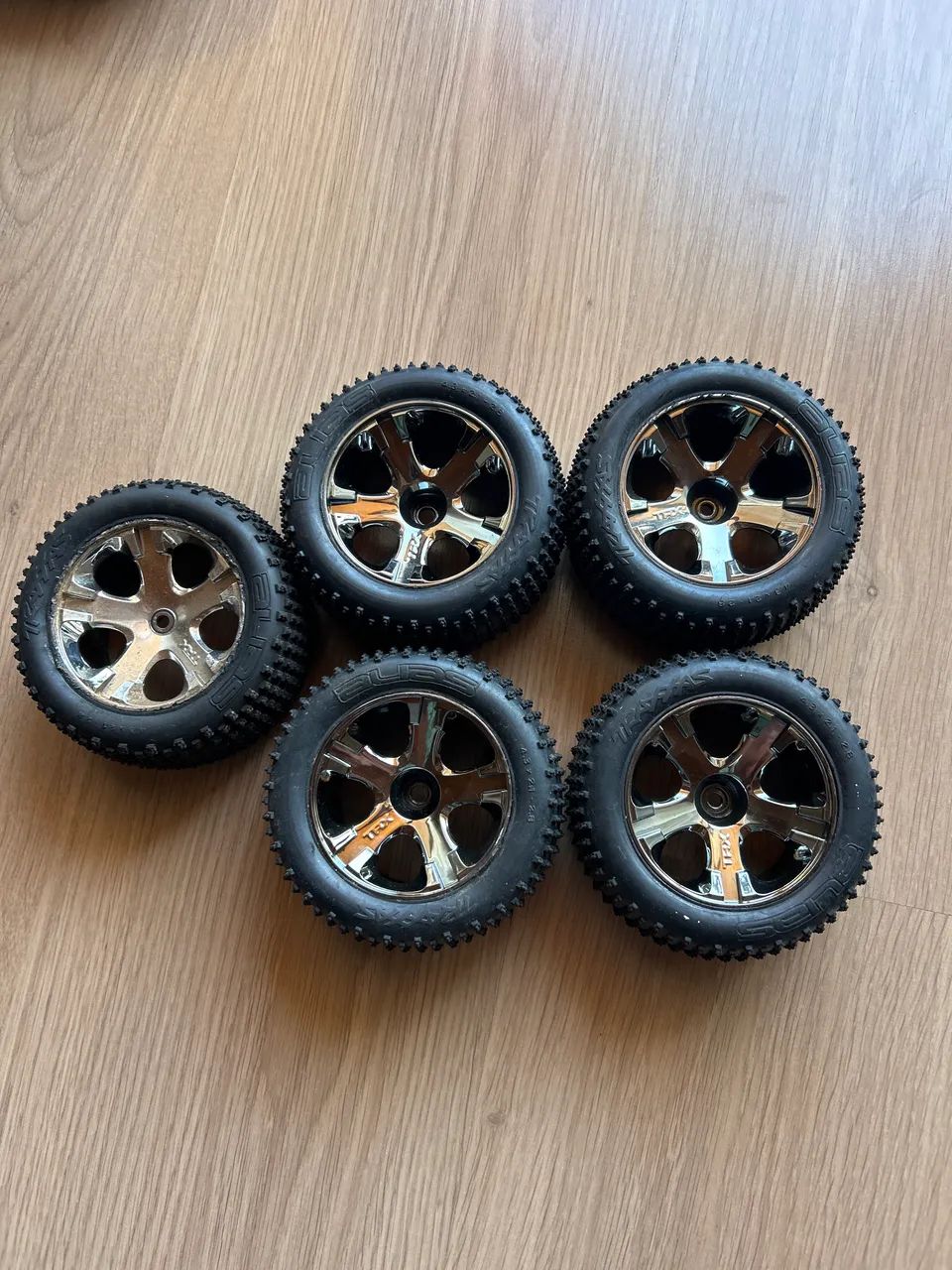 Jogo pneu Traxxas Jatto 3.3  - Foto 2