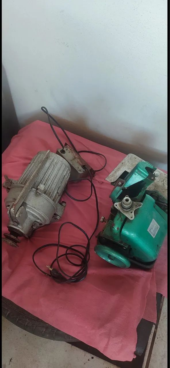 Retirada de peças -  uma máquina reta industrial e uma overloque 