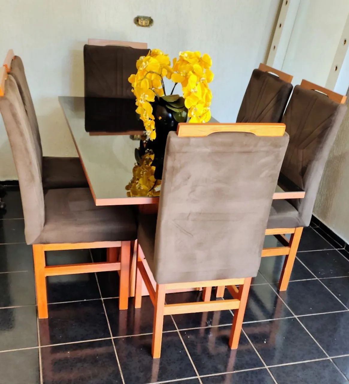 Mesa tampo de vidro com 6 cadeiras de madeira  - Foto 2