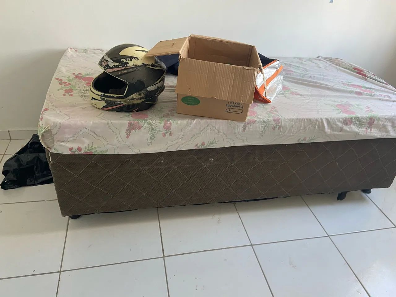 Cama de solteiro com colchão 