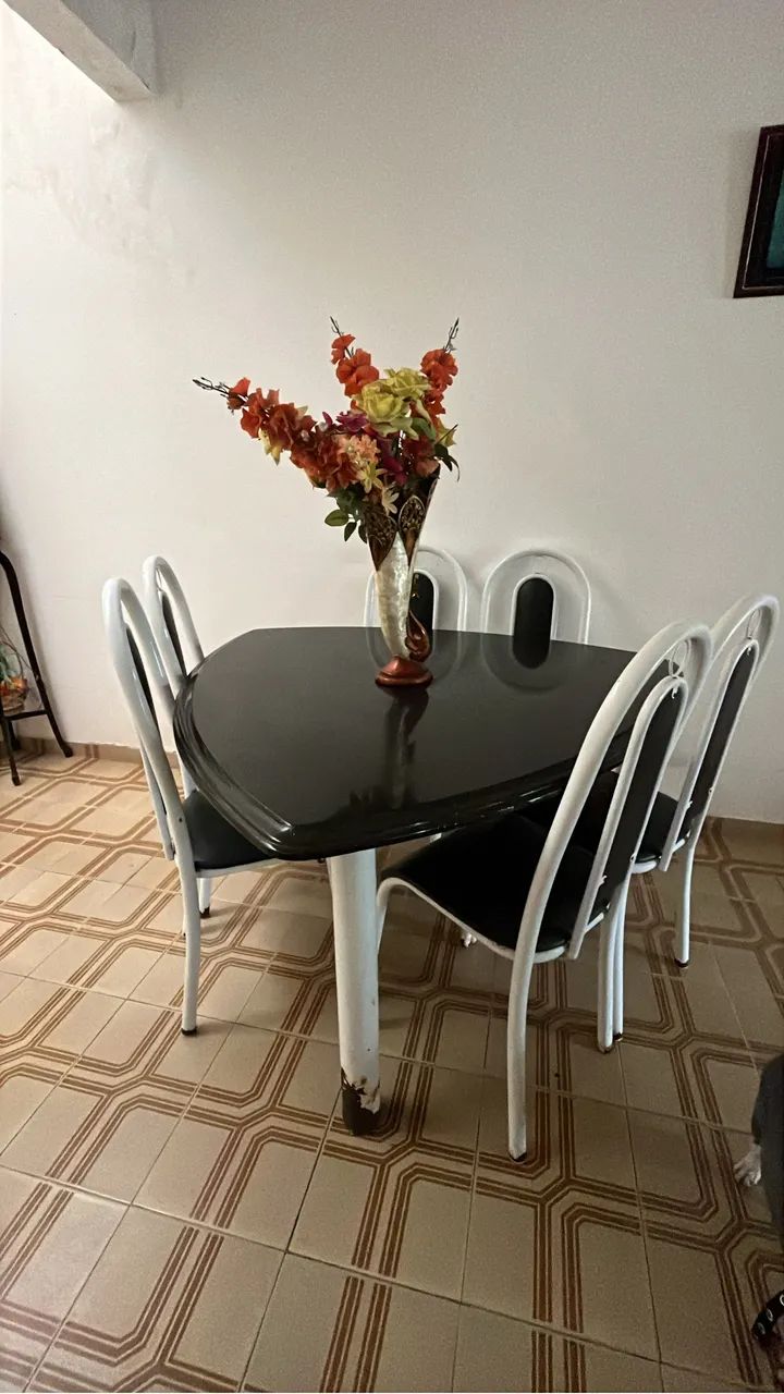 Vendo mesa com 6 cadeiras. - Foto 2