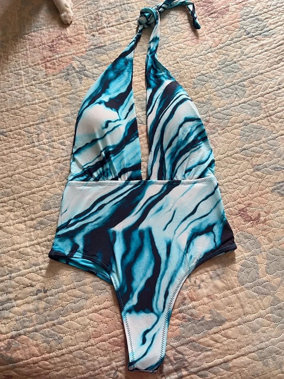 Maiô estampa Abstrata azul e branco 