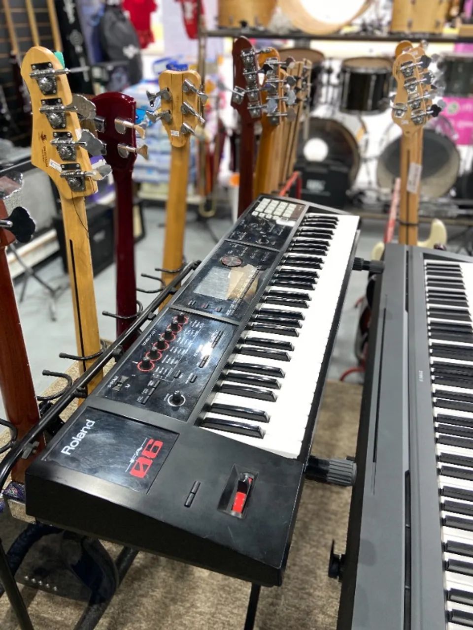 Teclado Roland FA-06 Workstation seminovo - Instrumentos musicais