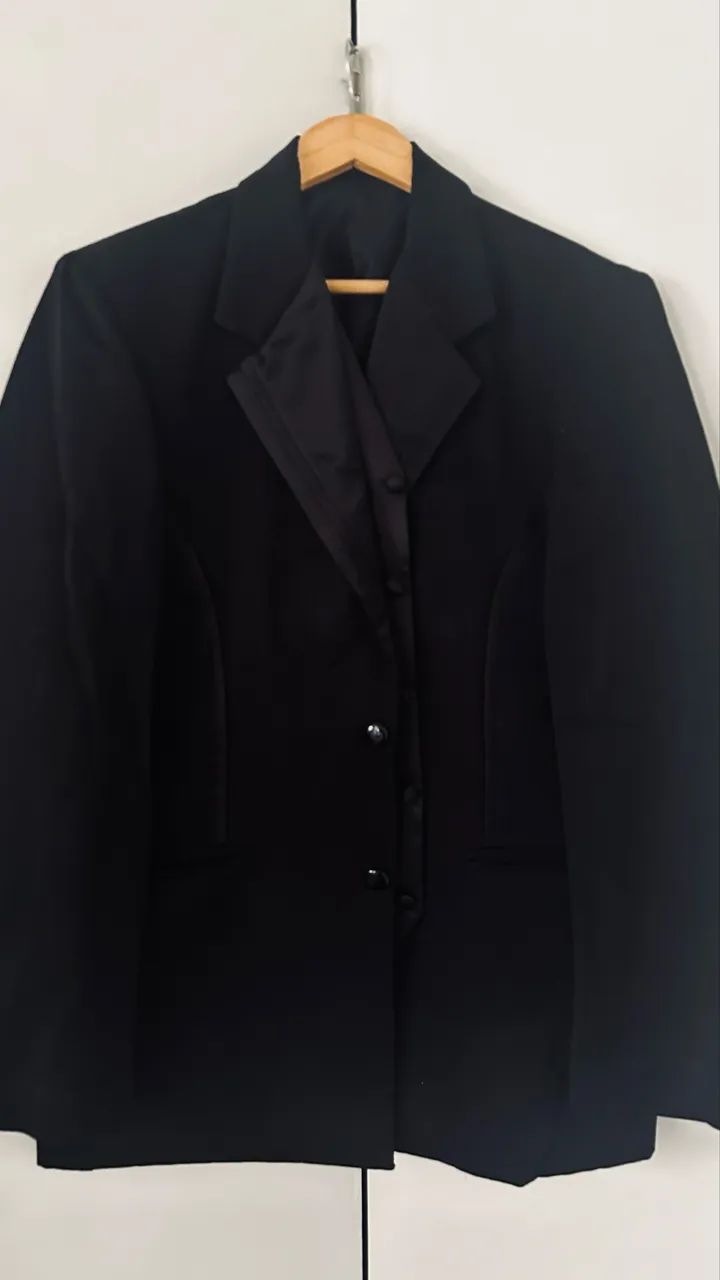 Traje elegante preto com detalhes em cetim