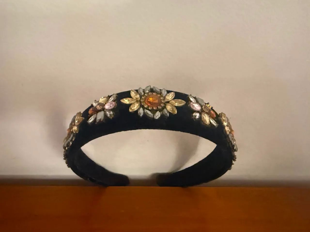 Duas tiaras de veludo com pedras 