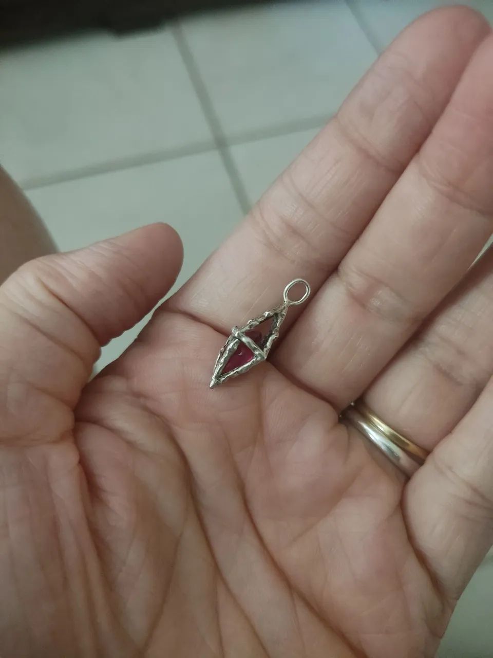 Pingente de prata com rubi