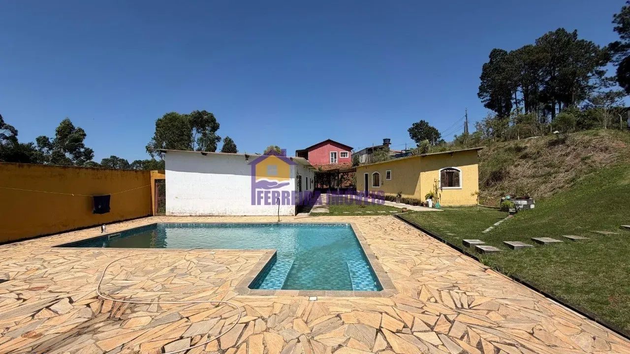 Ibiúna, chácara muito bem localizada com 2 casas