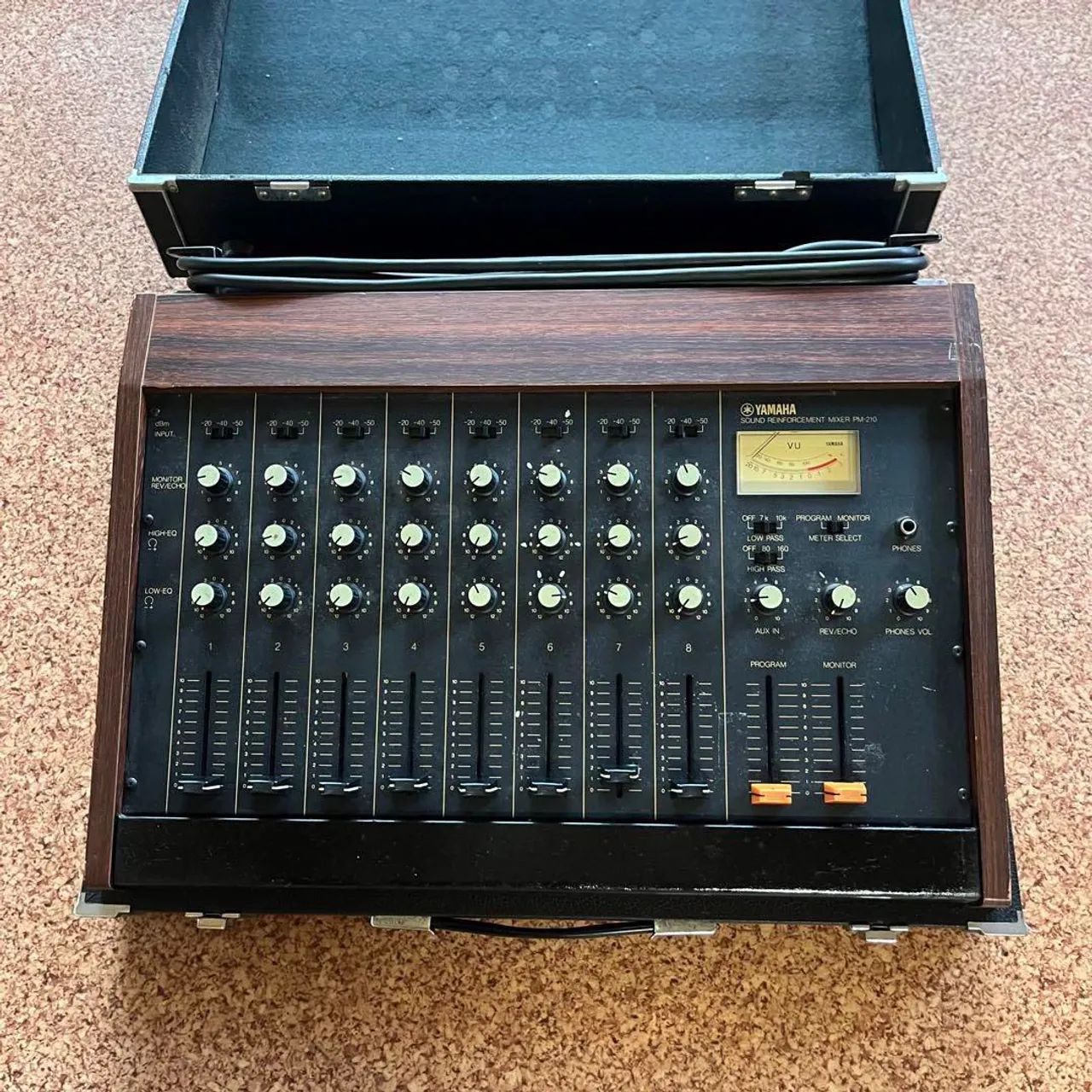 Yamaha PM-210 (mesa de som)