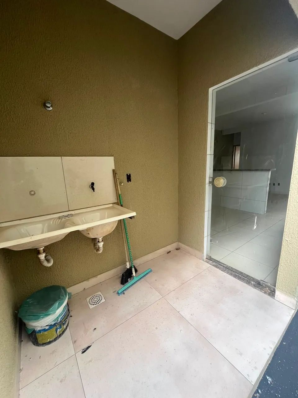 Vende-se casa usada com 2 quartos sendo 1 suíte, sala, cozinha com balcão, quintal!! - Foto 5