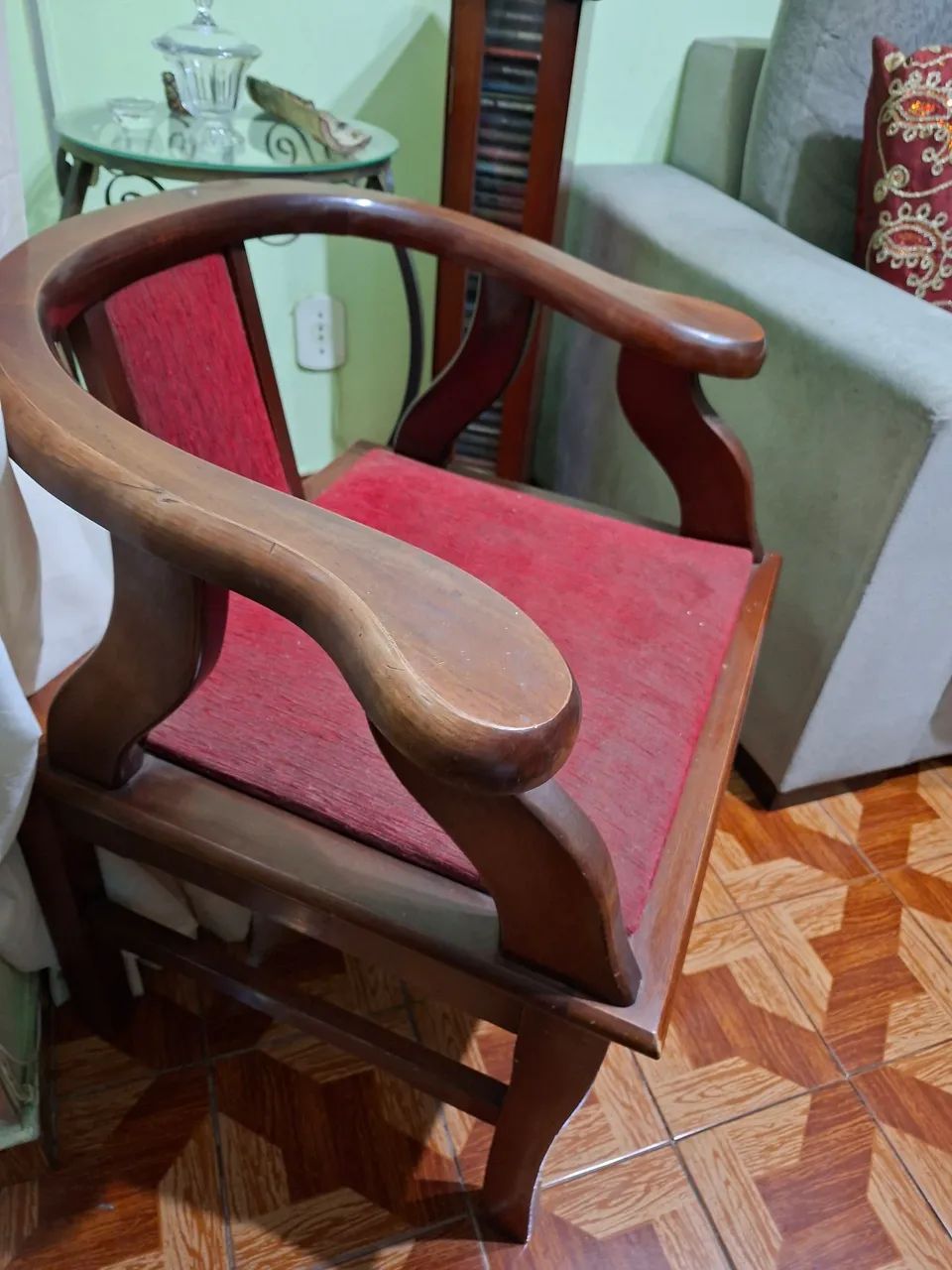 VENDO POLTRONA DE MADEIRA MACIÇA - Foto 3