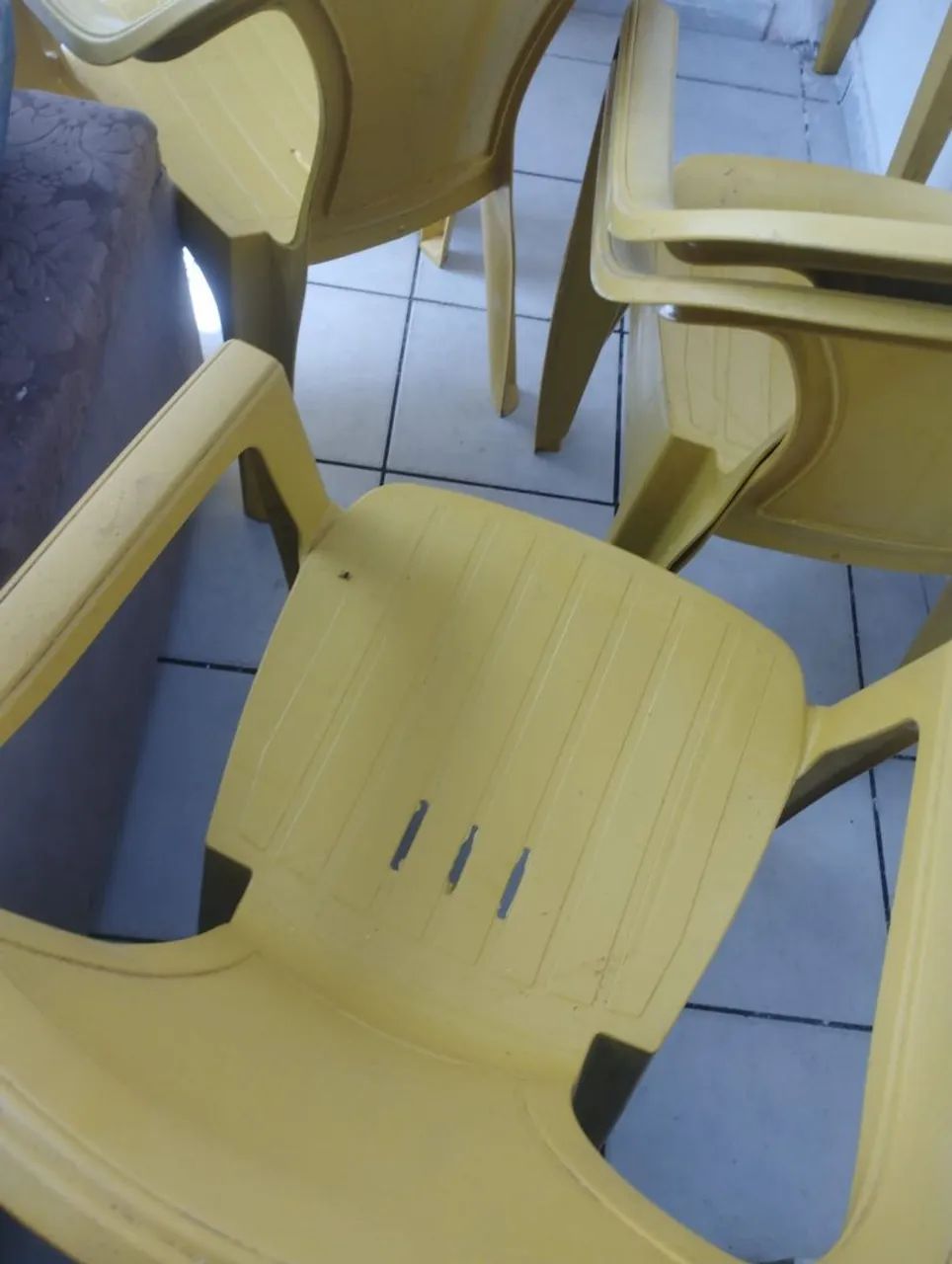 Vendo mesa com 4 cadeiras  - Foto 3