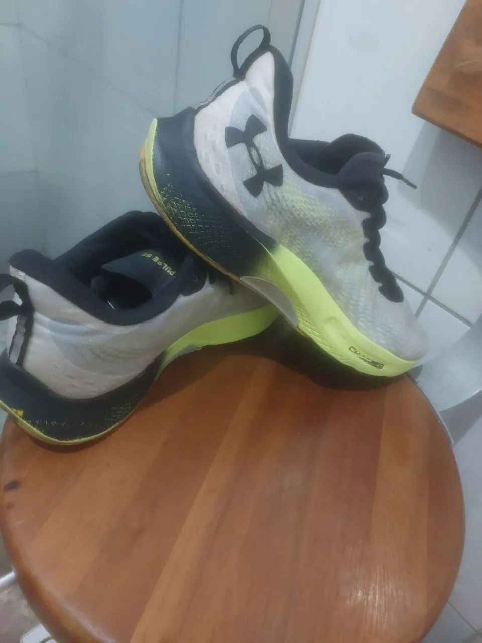 Tênis Under Armour Charged Pulse SE Cinza