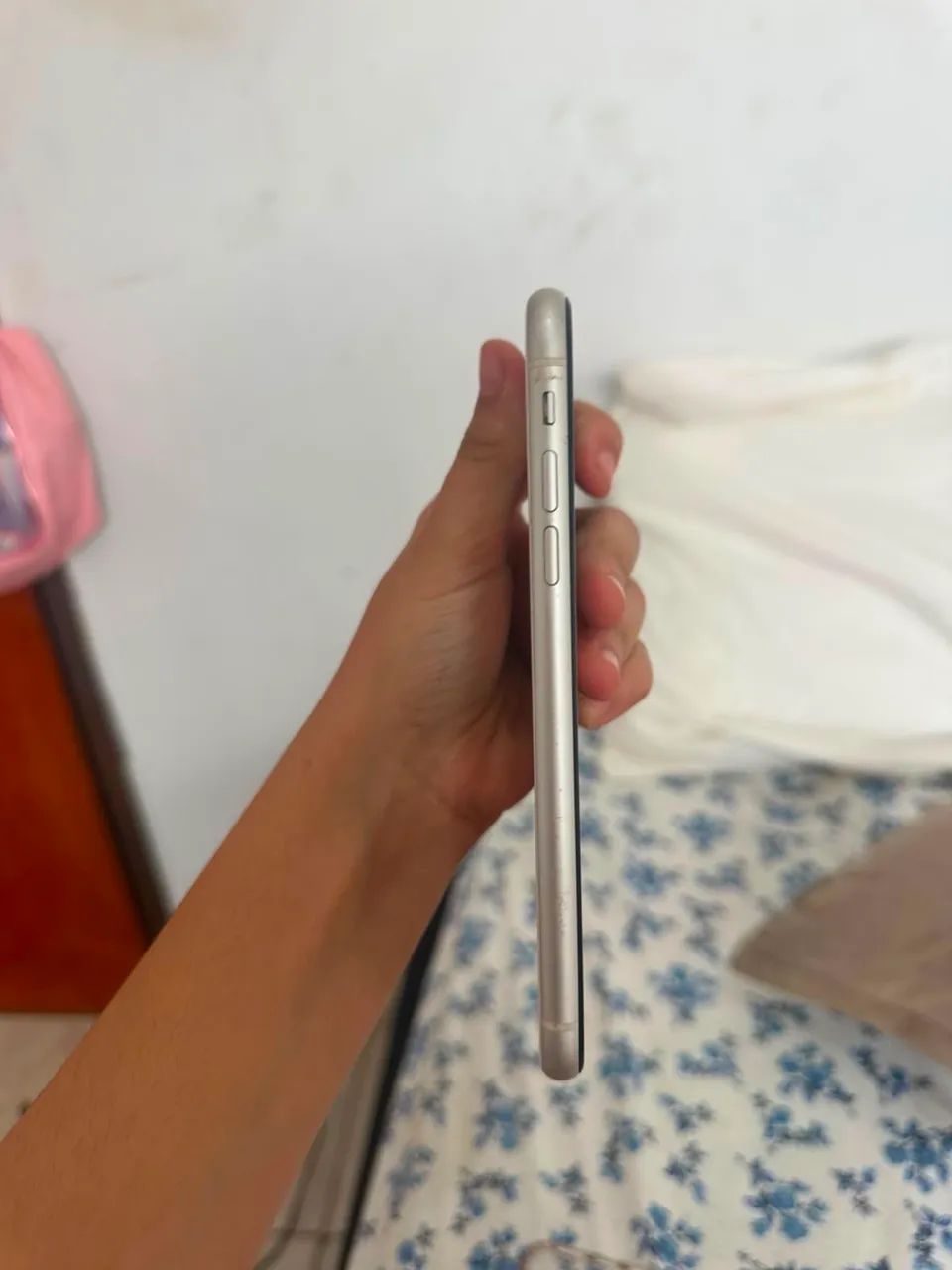 vendo iPhone 11 branco sem detalhes!! 