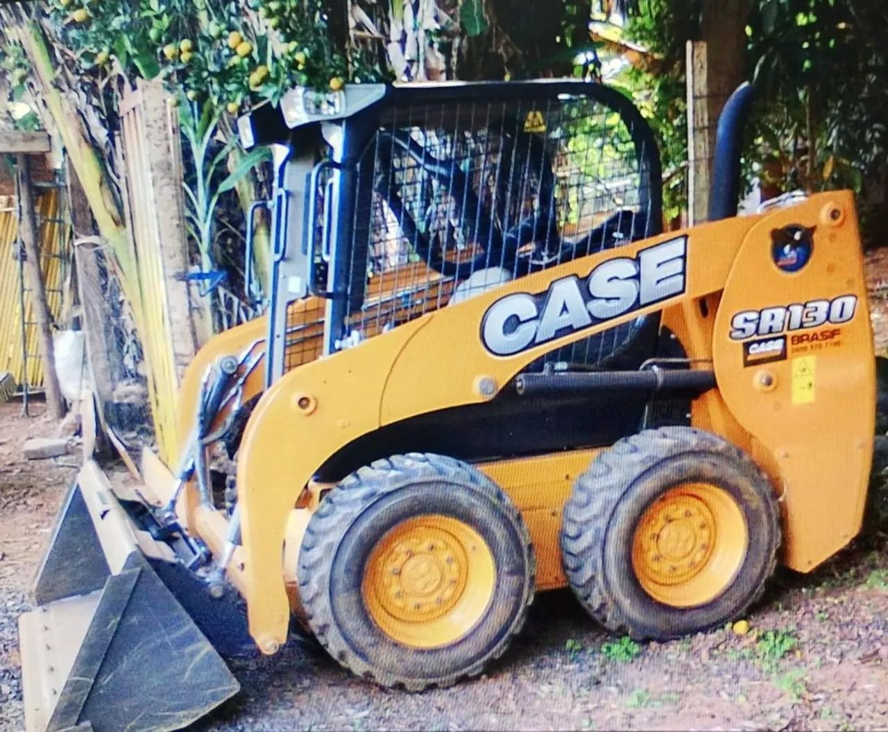 Mini Carregadeira Case SR130 com motor zero