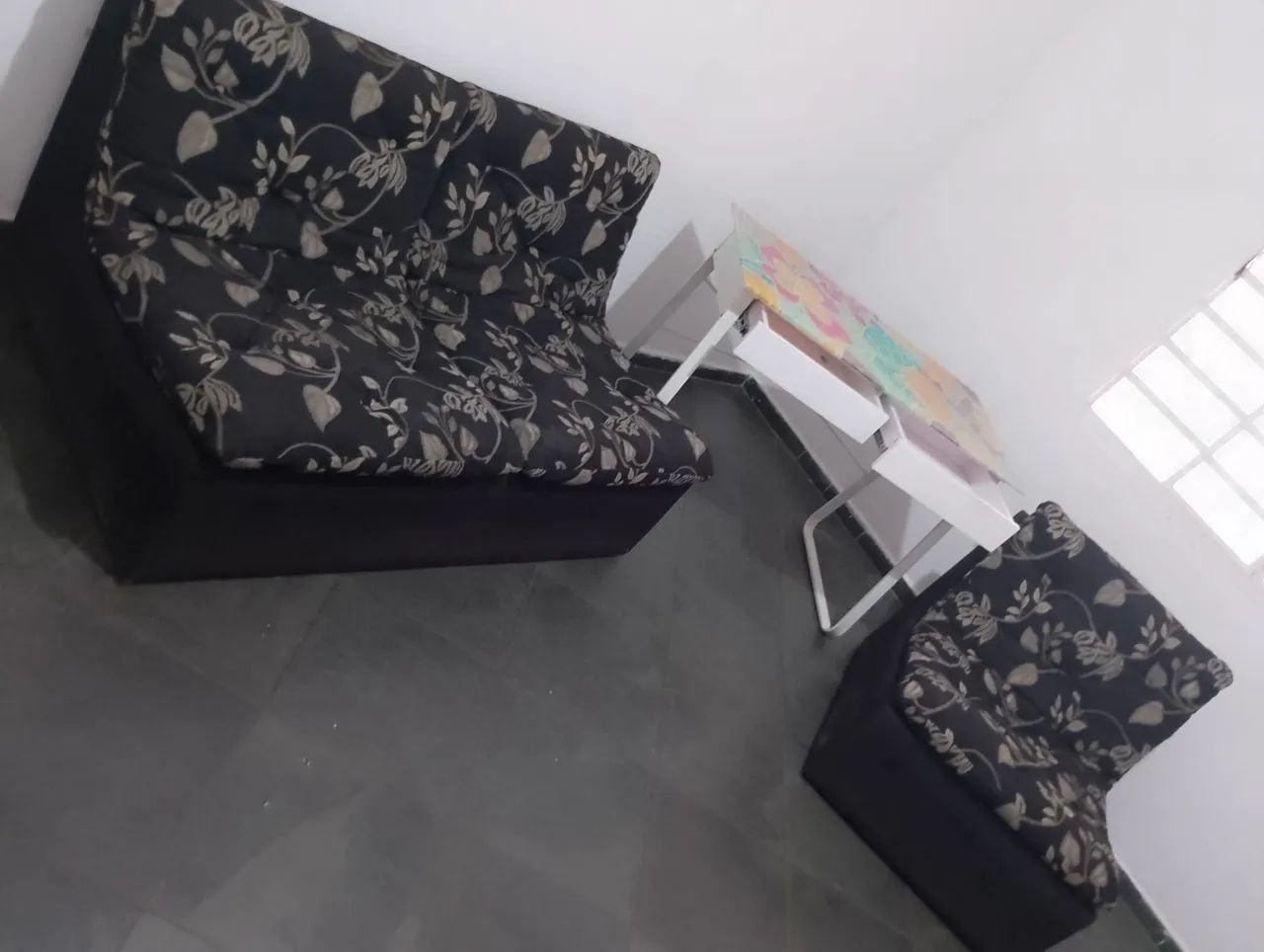 Sofás 1 e 2 lugares e mesa ferro e tampo blindex decorado - Foto 2