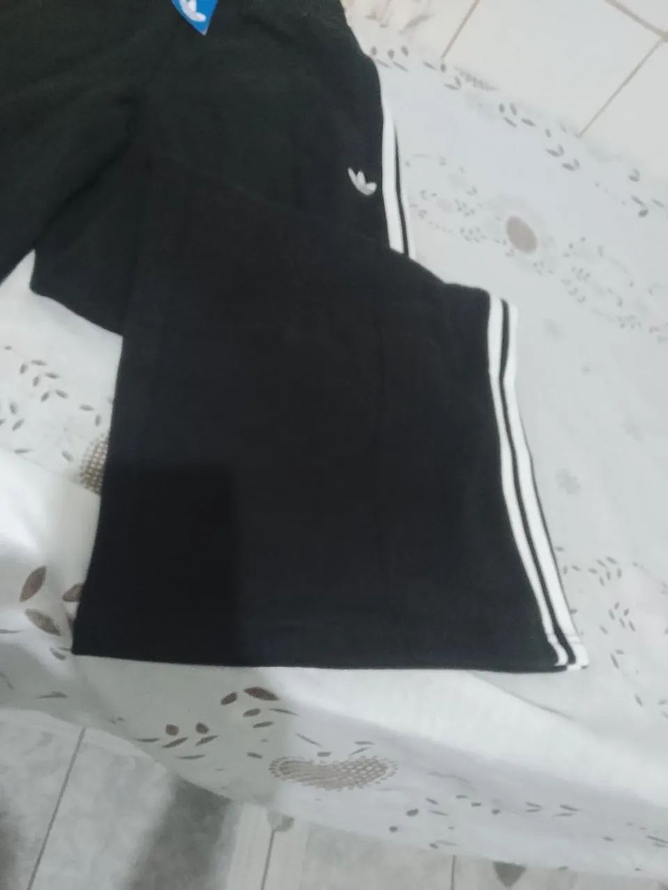 Calça Adidas larga três listras - Foto 2