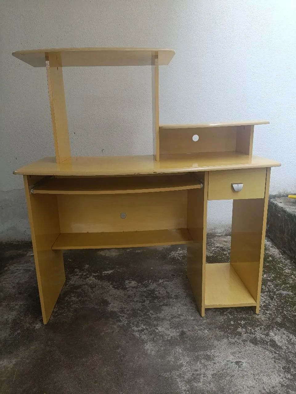 Mesa para computador/Escrivaninha com gaveta e prateleiras