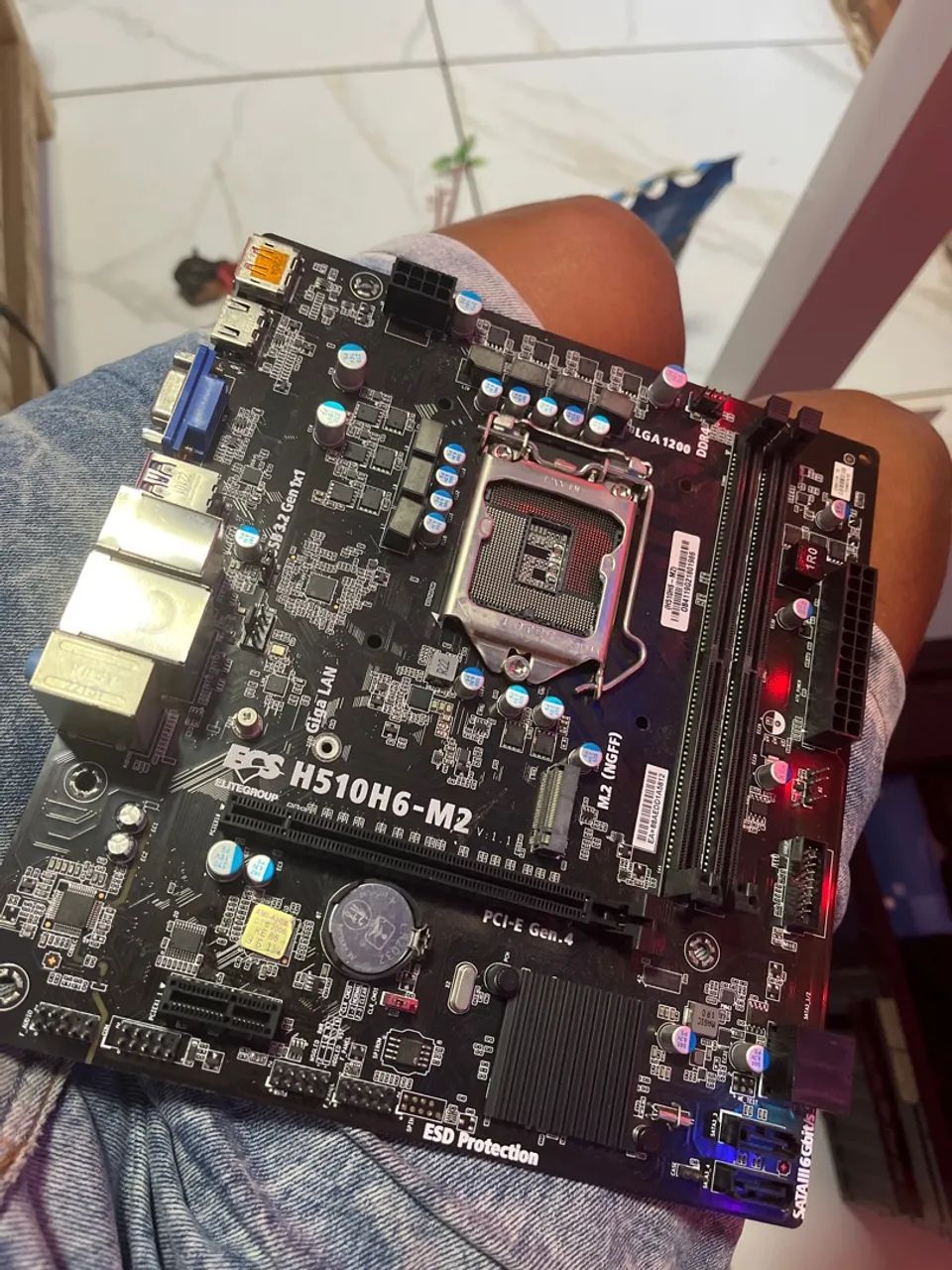 Leia anúncio vendo esse placa 