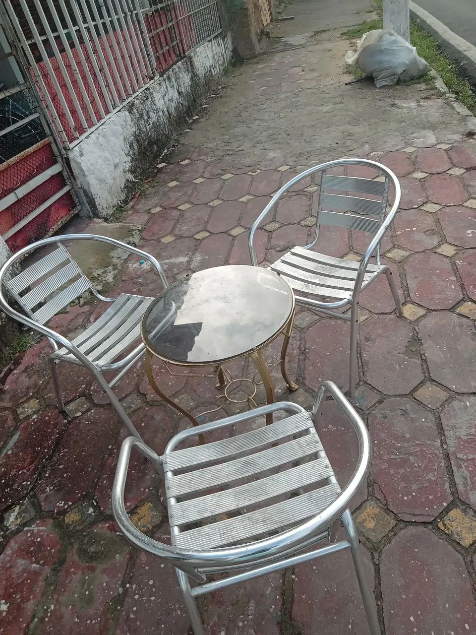 VENDO UM  CONJUNTO DE AREA COM 3 CADEIRAS SO  - Foto 4