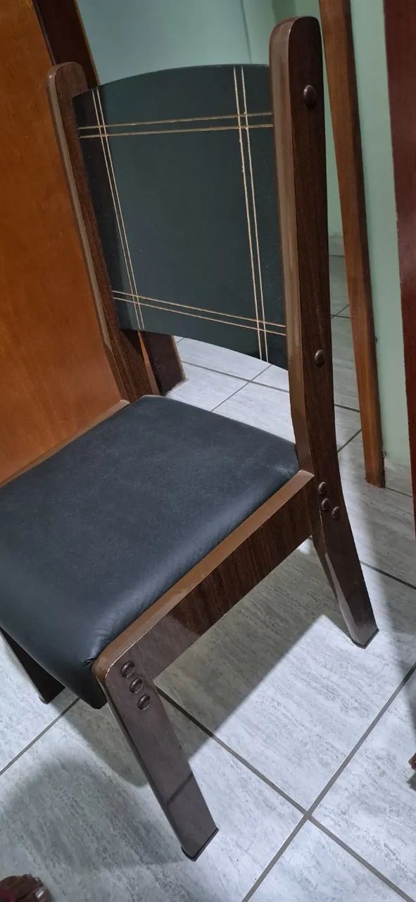 Mesa com 6 Cadeiras compensado mogno