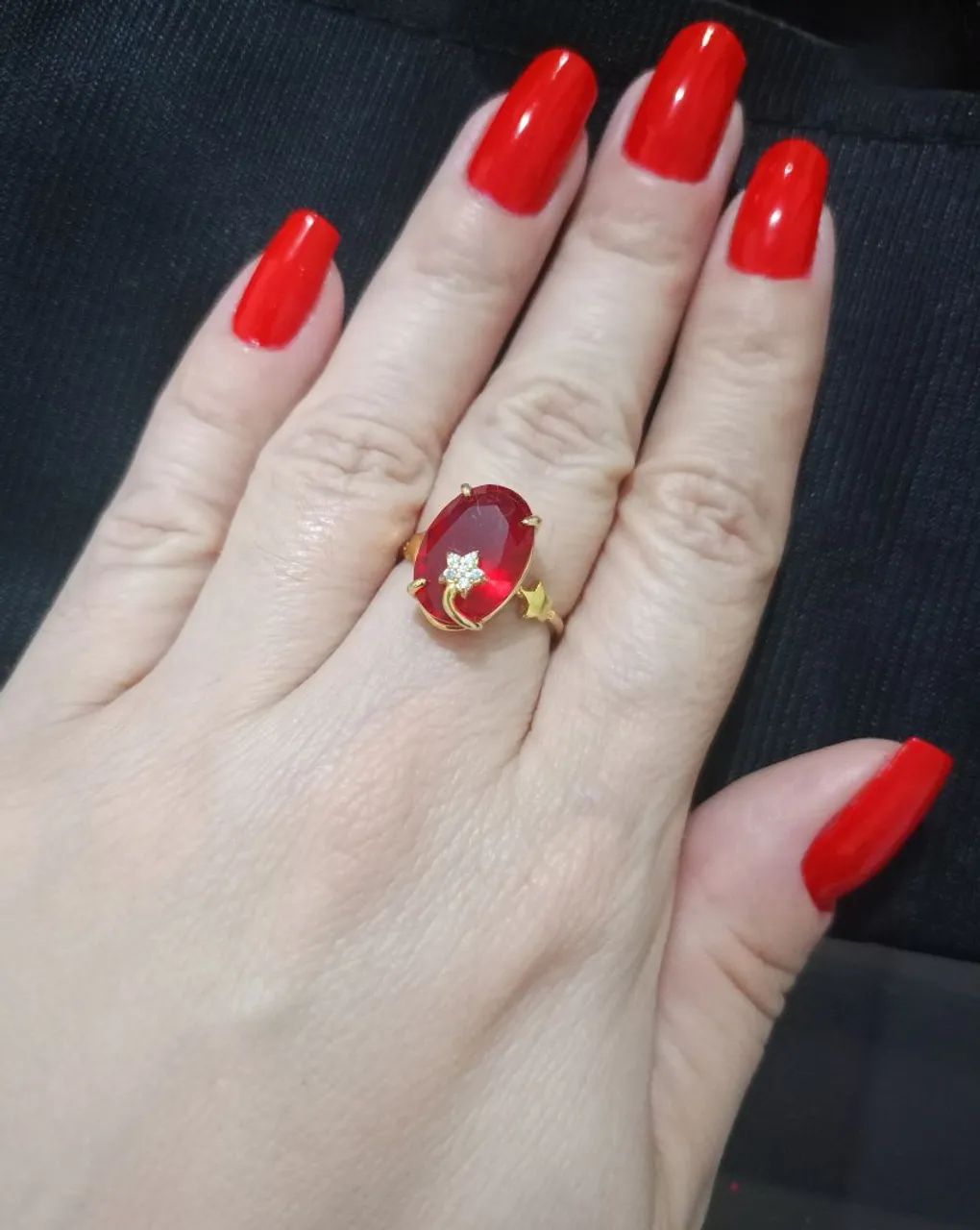 Anel Semijóia com pedra de zircônia vermelha 