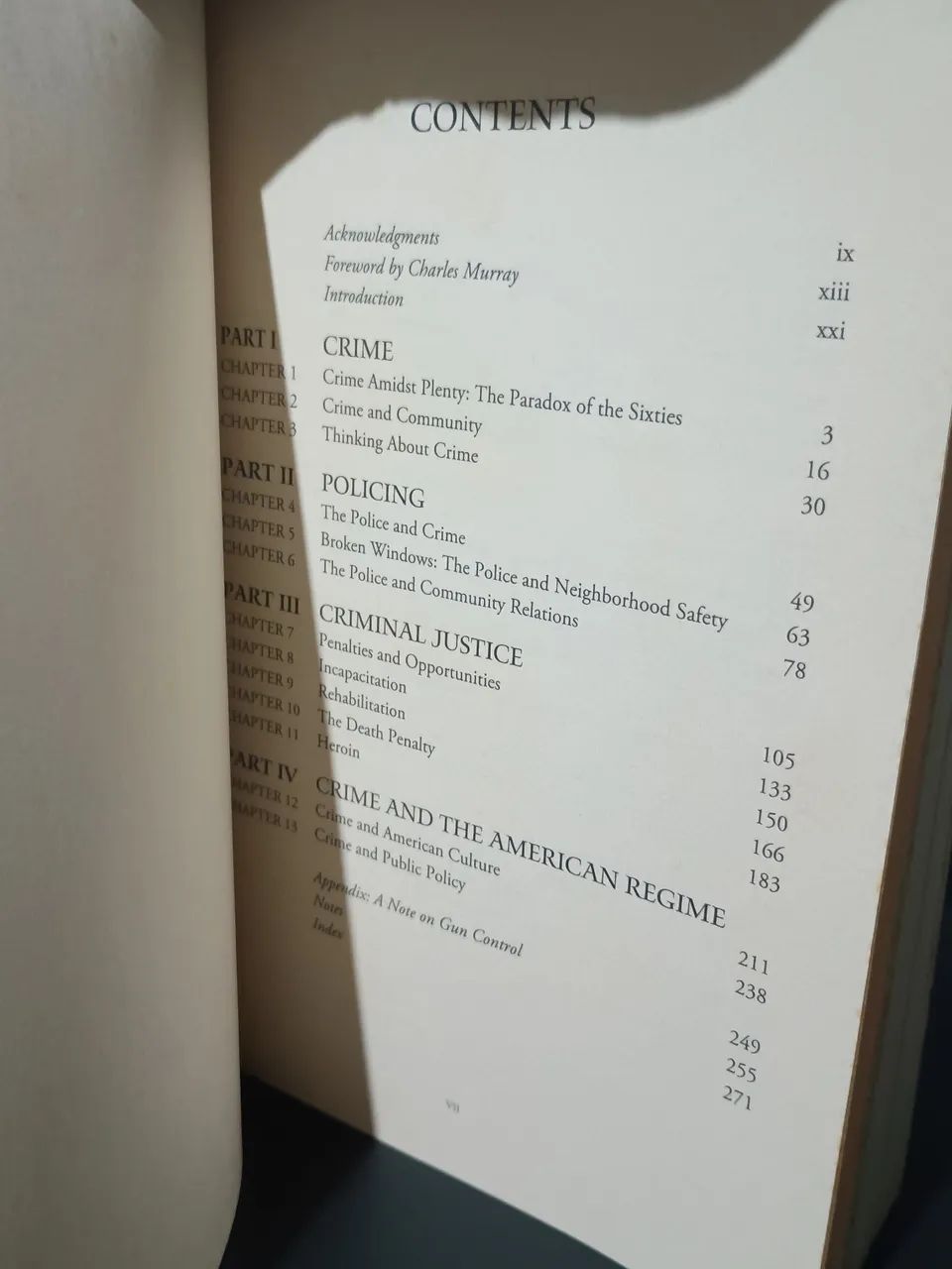 livro da imagem é o clássico "Thinking About Crime" - Foto 2