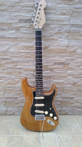 Guitarra Stratocaster padrão Fender 