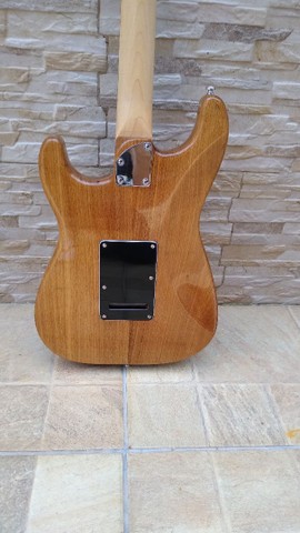 Guitarra Stratocaster padrão Fender  - Foto 5