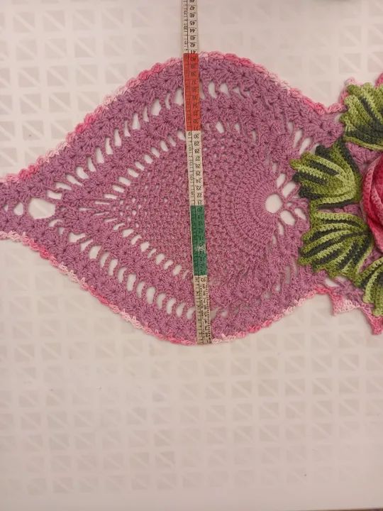 Caminho de mesa de crochê - rosa com flor central 40cm larg. x 125cm comp. - Foto 3
