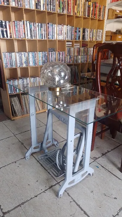 Mesa de centro vintage com estrutura de ferro