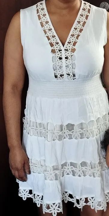 vestido branco curto solto sem mangas com renda boho white evasê - Foto 2